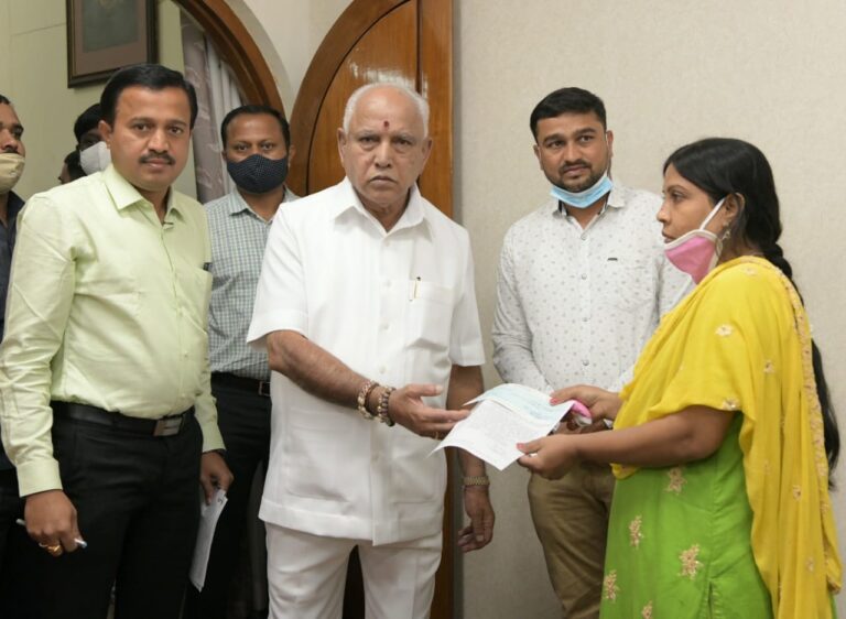 ಏಳನೇ ವೇತನ ಆಯೋಗ ಜಾರಿಯಾಗದಿದ್ದರೆ ಮಾರ್ಚ್ 1 ರಿಂದ ಸರ್ಕಾರಿ ನೌಕರರ ಅನಿರ್ದಿಷ್ಟಾವಧಿ ಮುಷ್ಕರ: ಷಡಕ್ಷರಿ 1 Karnataka State Government Employees Association President CS Shadakshari is seen in the file picture with former Chief Minister B S Yediyurappa