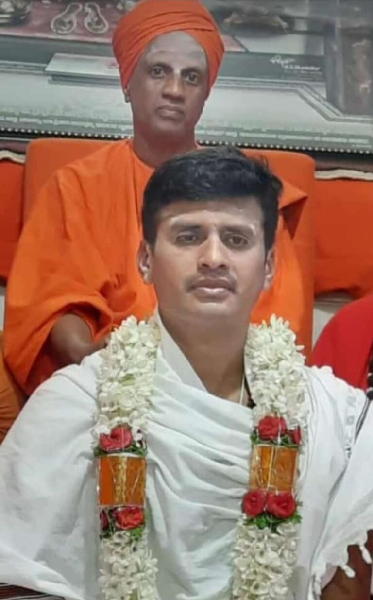 Niranjan's Jangampatadhitra to the heirs of the Siddhganga Math; Shree Shivasiddeswara Abhidana to Swami