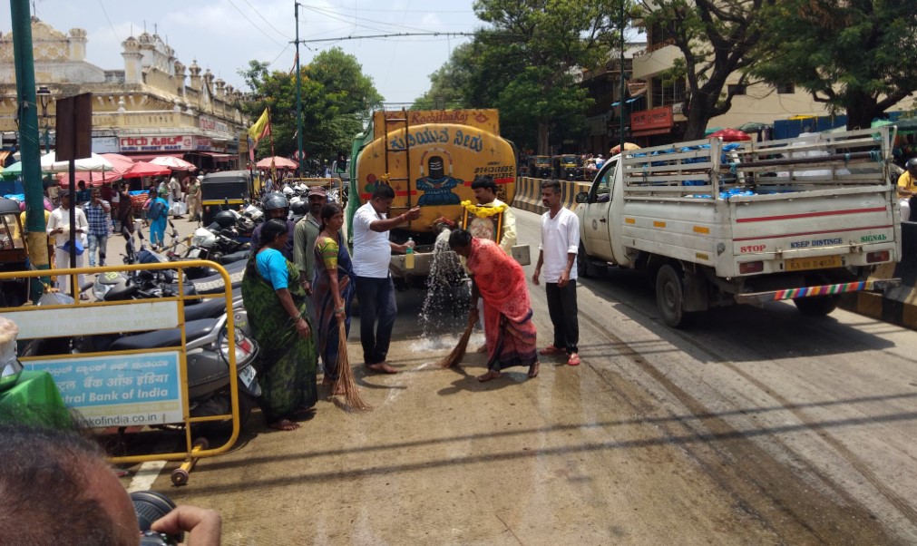 ಪ್ರಧಾನಿ ರೋಡ್ ಶೋ ಮಾಡಿದ್ದ ಮೈಸೂರಿನ ರಸ್ತೆಗಳಲ್ಲಿ ಸಗಣಿ , ಗೋ ಮೂತ್ರ, ನೀರು ಹಾಕಿ ಸ್ವಚ್ಛಗೊಳಿಸಿದ ಕಾಂಗ್ರೆಸ್ ಕಾರ್ಯಕರ್ತರು 1 Congress workers cleaned roads of Mysore where Prime Minister had done a road show with dung, cow urine and water