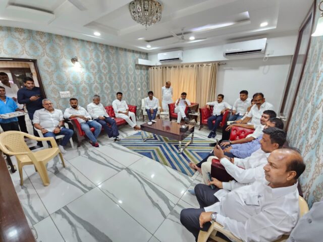 DK Shivakumar at his residence alongwith his congress supporter MLAs.