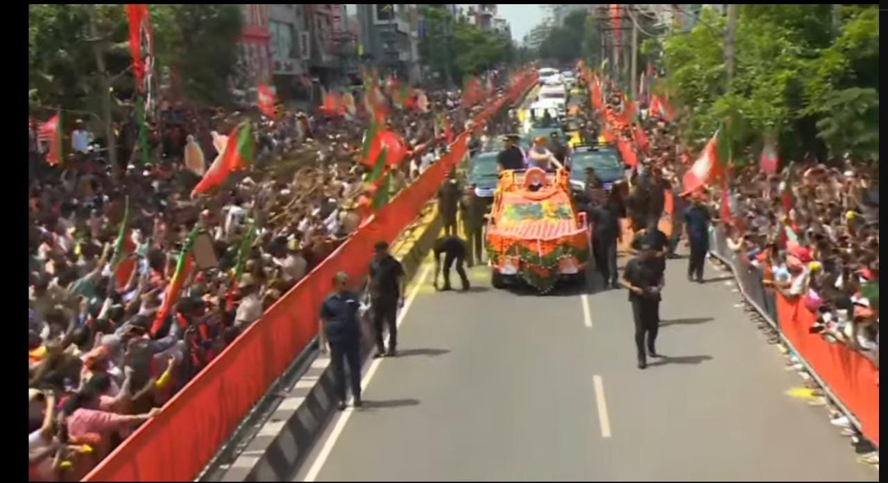 Prime Minister Narendra Modi's road show received with public enthusiasm, shower of flowers in Bengaluru