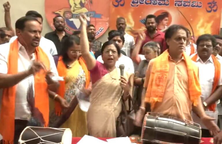 ವಿಶ್ವ ಹಿಂದೂ ಪರಿಷತ್ ಮತ್ತು ಭಜರಂಗದಳ ಕಾರ್ಯಕರ್ತರು ಹನುಮಾನ್ ಚಾಲೀಸ ಪಠಿಸುವ ಮೂಲಕ ಕಾಂಗ್ರೆಸ್ ಪಕ್ಷದ ಪ್ರಣಾಳಿಕೆಯ ವಿರೋಧ 4 Vishva Hindu Parishad and Bajrang Dal activists chanting Hanuman Chalisa against Congress party manifesto in Bengaluru