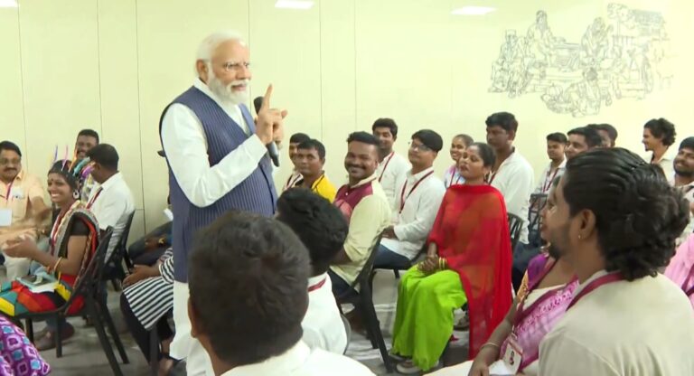 ಸೂಡನ್ ನಿಂದ ಬಂದ ಹಕ್ಕಿ- ಪಿಕ್ಕಿ ಸಮುದಾಯದ ಜನರೊಂದಿಗೆ ಮೋದಿ ಸಂವಾದ 3 Modi interacts with people of Hakki-Pikki community returned from Sudan