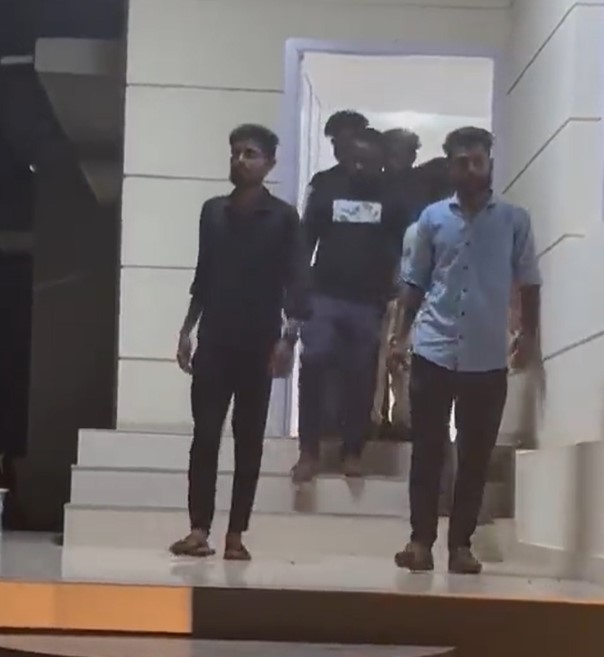 ಹಿಂದು ಕಾರ್ಯಕರ್ತರ ಮೇಲೆ ಪೊಲೀಸರು ಥರ್ಡ್ ಡಿಗ್ರಿ ಟ್ರೀಟ್ಮೆಂಟ್ : ಡಿವೈಎಸ್ ಪಿಗೆ ಕಡ್ಡಾಯ ರಜೆ, ಮತ್ತಿಬ್ಬರು ಅಮಾನತು 1 WhatsApp Image 2023 05 19 at 7.54.15 PM