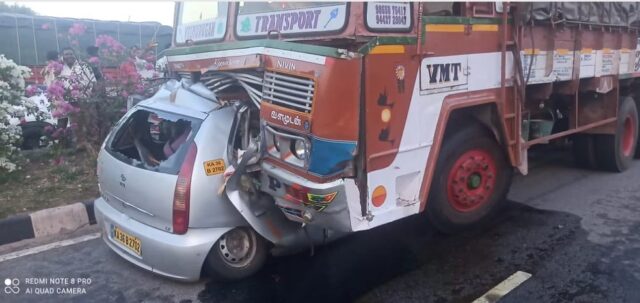 6 people died on the spot after car collided with lorry near Kushtagi