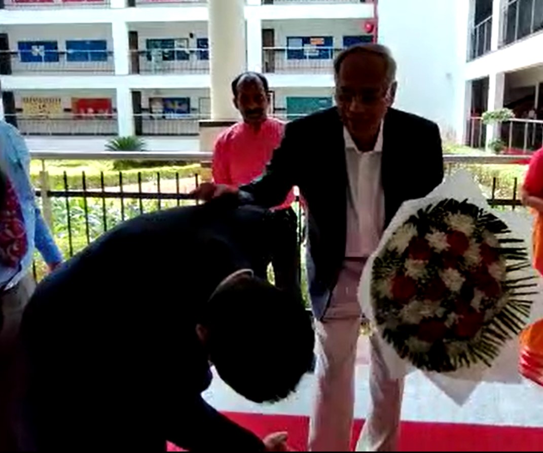 ರಾಜಾಜಿನಗರದ ನ್ಯಾಷನಲ್ ಪಬ್ಲಿಕ್ ಸ್ಕೂಲ್ ನ (National Public School, Rajajinagar) ಸ್ಥಾಪಕ ಅಧ್ಯಕ್ಷ ಡಾ. ಕೆ ಪಿ ಗೋಪಾಲಕೃಷ್ಣ ಅವರ ಆಶೀರ್ವಾದ ಪಡೆದ ಡಿಸಿಎಂ ಡಿ ಕೆ ಶಿವಕುಮಾರ್ 1 WhatsApp Image 2023 05 29 at 2.11.25 PM
