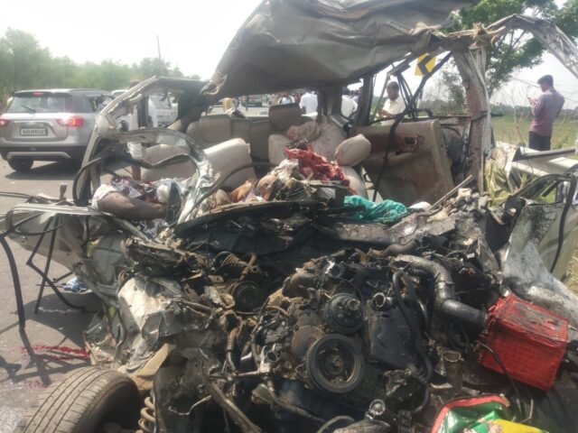 Mysore: head-on collision between Private bus- Innova car, 10 dead