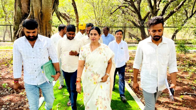 ವ್ಯಾಕ್ಸಿನ್ ಡಿಪೋ ಆವರಣದಲ್ಲಿ ಸ್ಮಾರ್ಟ್ ಸಿಟಿ ಕಾಮಗಾರಿಗಳನ್ನು ಪರಿಶೀಲಿಸಿದ ಸಚಿವ ದ್ವಯರು 9 Karnataka's two ministers inspects Smart City works in Vaccine Depot premises in Belagavi