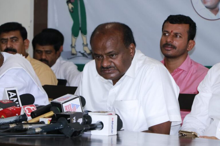 Financial expert Siddaramaiah ready to present 14th budget and you don't know how to implement guarantee?
