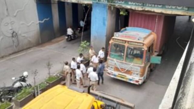 Lorry stuck in Maharani College underpass