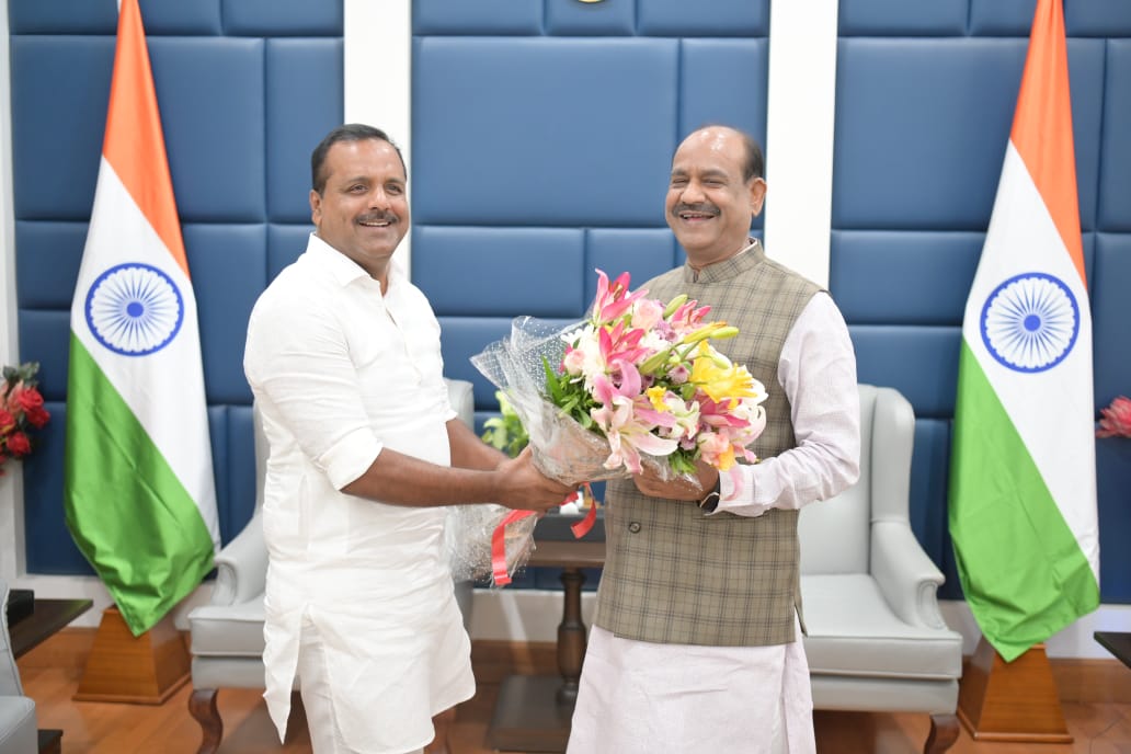 ಲೋಕಸಭಾಧ್ಯಕ್ಷ ಓಂ ಬಿರ್ಲಾ ಅವರನ್ನು ಸೌಹಾರ್ದ ಭೇಟಿ ಮಾಡಿದ ವಿಧಾನಸಭಾಧ್ಯಕ್ಷ ಯು.ಟಿ. ಖಾದರ್ 1 Karnataka Assembly Speaker UT Khader met Lok Sabha Speaker Om Birla