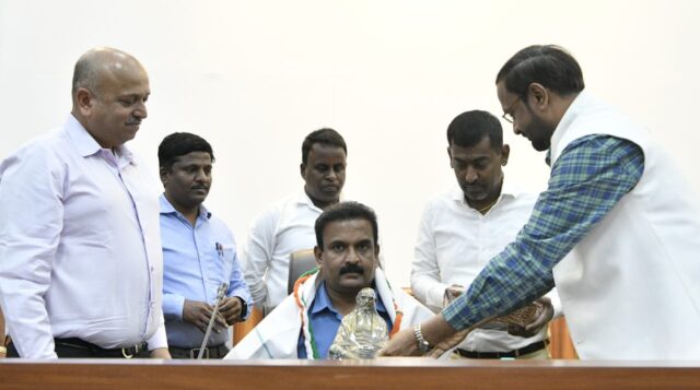 Karnataka CM Media Advisor KV Prabhakar, Information Department Secretary Jayaram, Commissioner Hemanth Nimbalkar honored in Bengaluru