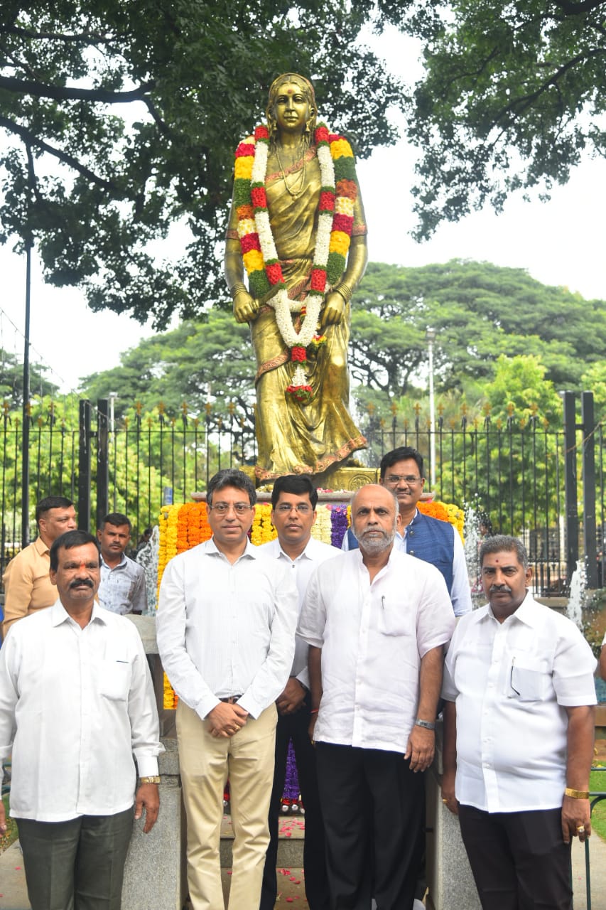 Garlanding of statue of Nadaprabhu Kempegowda at BBMP