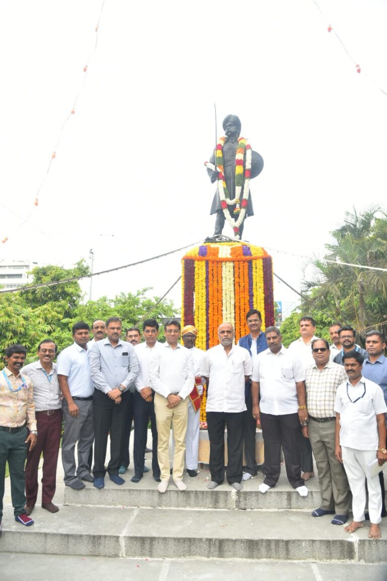 Garlanding of statue of Nadaprabhu Kempegowda at BBMP