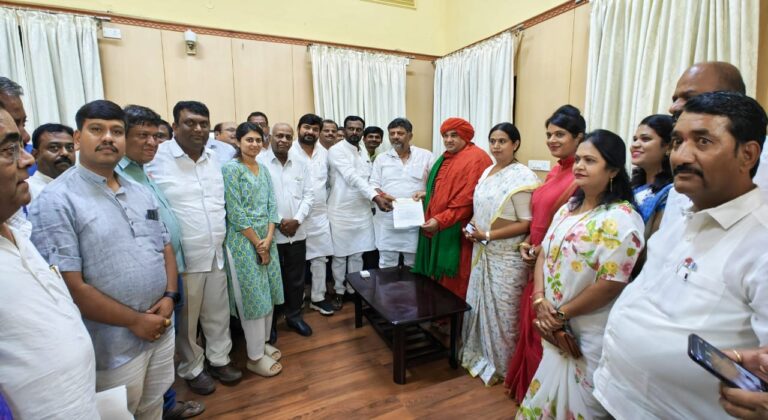 delegation led by Shri Jayamruthyunjaya Swamiji met Karnataka DCM and submitted a request for Panchamasali 2A reservation