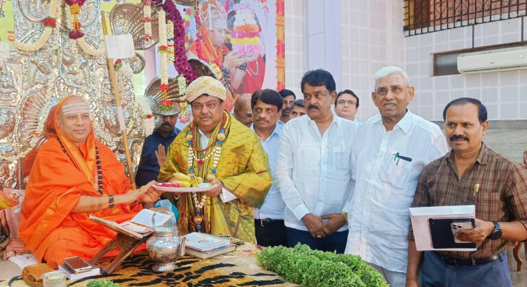 Guru Purnima: Minister MB Patil took blessings of Srishaila Swami
