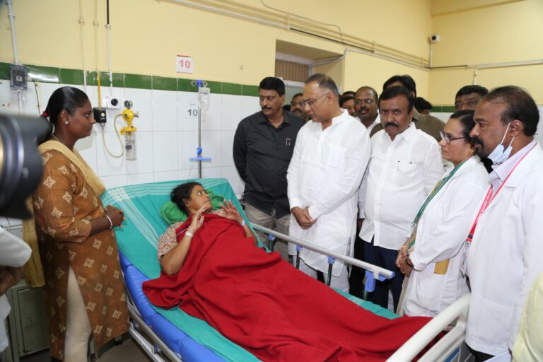 Karnataka Health Minister Dinesh Gundurao paid a surprise visit to Jayanagar Hospital