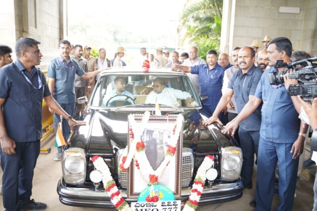 Chief Minister Siddaramaiah arrived at Vidhana Soudha traveling in Devaraja Urs's car