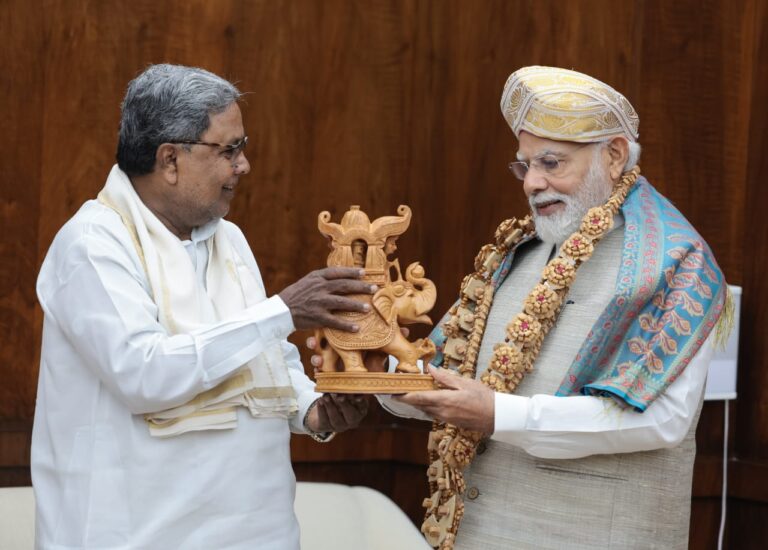 Friendly meeting between Karnataka Chief Minister Siddaramaiah meets Prime Minister Narendra Modi in Delhi