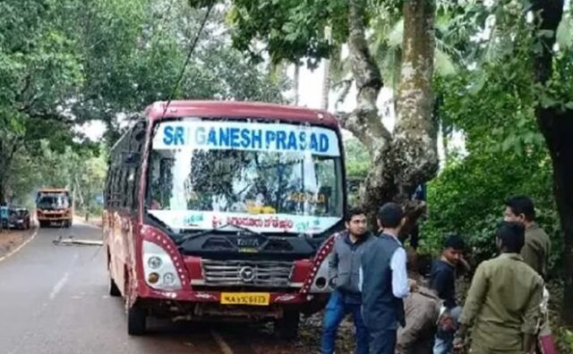 Private bus collides with electric pole; Electric shock to 35 students, condition of two is critical