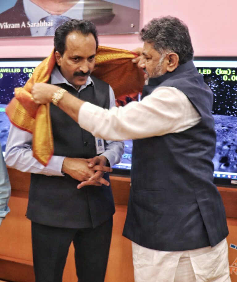 Chandrayaan-3: DCM DK Shivakumar visited ISRO and congratulated scientists