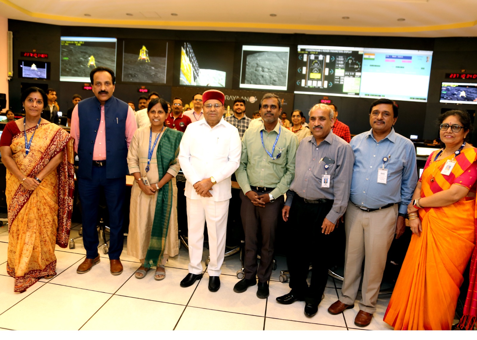 Chandrayaan-3: ಇಸ್ರೋ ಅಧ್ಯಕ್ಷರು ಮತ್ತು ಚಂದ್ರಯಾನ-3 ತಂಡದವರನ್ನು ಸನ್ಮಾನಿಸಿದ ರಾಜ್ಯಪಾಲರು 1 WhatsApp Image 2023 08 27 at 9.44.51 PM
