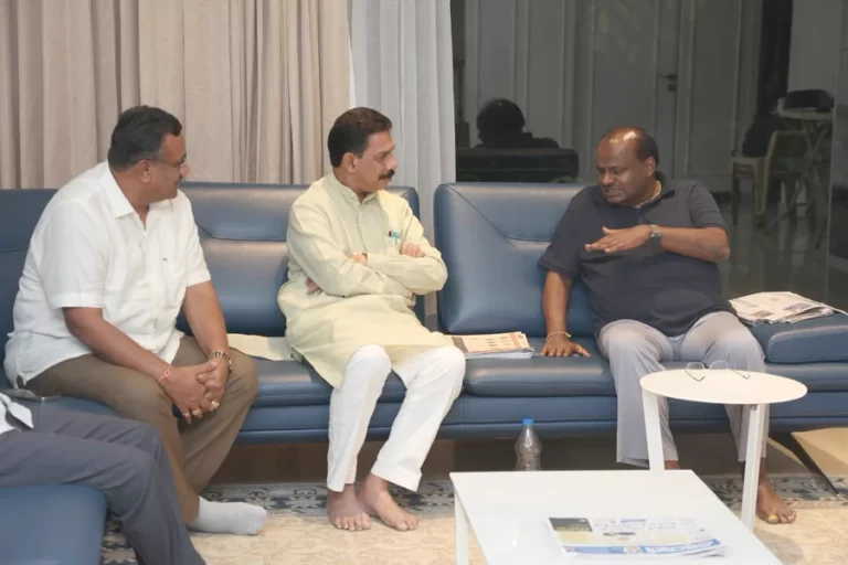 Karnataka: BJP State President Nalin Kumar Kateel met HD Kumaraswamy and inquired about his health