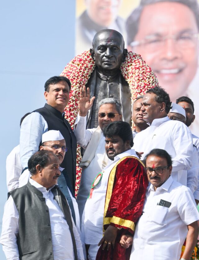 Karnataka Chief Minister Siddaramaiah garlands Sardar Vallabhbhai Patel's statue