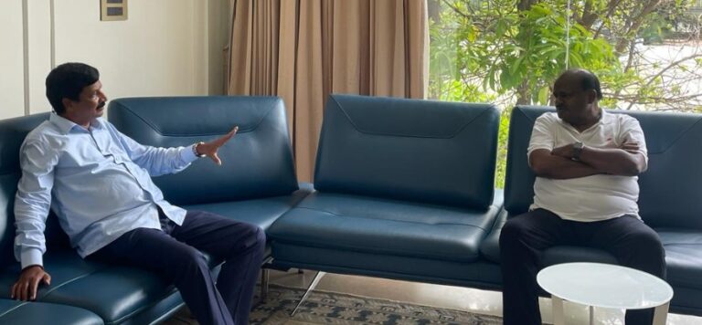 Karnataka: Ramesh Jarakiholi — HD Kumaraswamy holds discussion