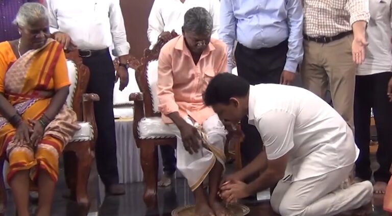 Mangalore Mayor Sudhir Shetty performed 'Pada Pooja' of Pourakarmikas
