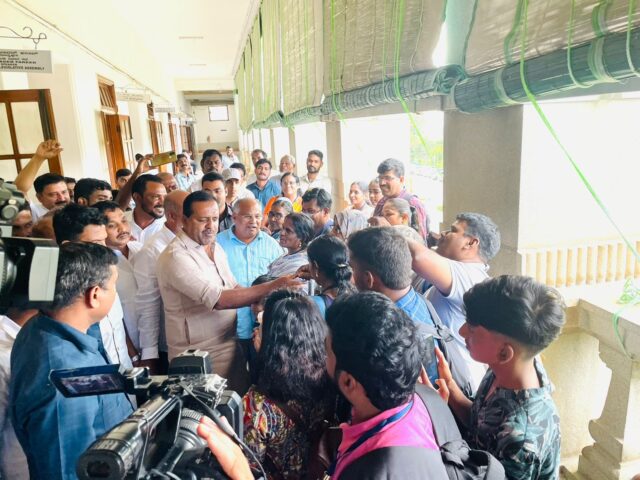 Vidhana Soudha | Karnataka Speaker UT Khader enabled children's from Kerala who came on a state tour to see the Vidhana Soudha