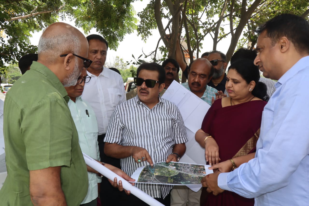 Karnataka Housing Minister Zameer Ahmed Khan | ಅಂತಾರಾಷ್ಟ್ರೀಯ ವಿಮಾನ ನಿಲ್ದಾಣ ಸಮೀಪ ಗೃಹ ಮಂಡಳಿ ವತಿಯಿಂದ ಇಂಟಿಗ್ರೇಟೆಡ್ ಟೌನ್ ಶಿಪ್ 1 WhatsApp Image 2023 10 04 at 6.32.11 PM