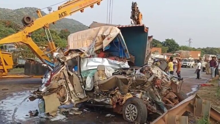 Hospet | Terrible accident between tipper-cruiser, 7 dead
