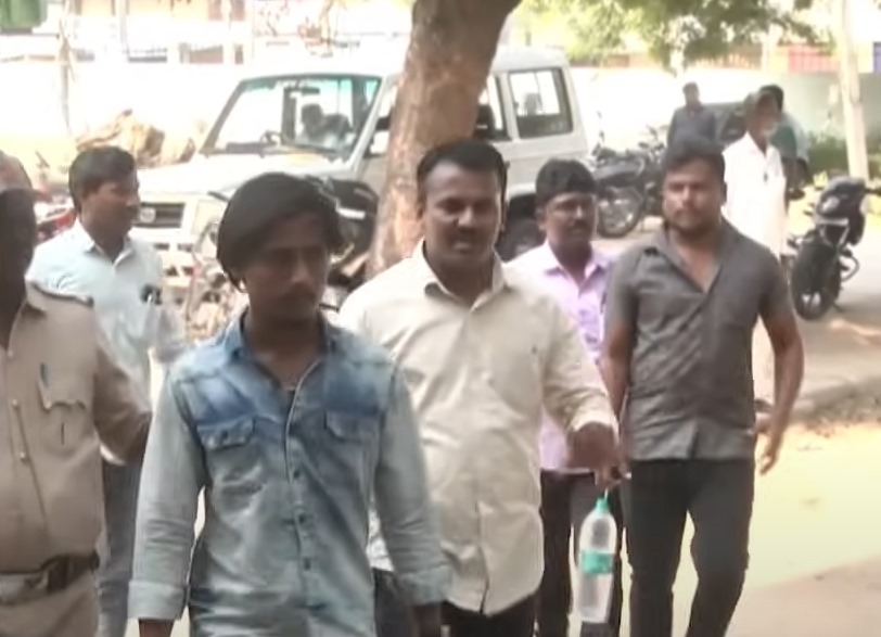 Karnataka | ಯಾದಗಿರಿಯಲ್ಲಿ ಕೆಪಿಎಸ್ಸಿ ನೇಮಕಾತಿ ಪರೀಕ್ಷೆಯಲ್ಲಿ ಬ್ಲೂಟೂತ್ ಬಳಸಿದ್ದ ಇಬ್ಬರು ಸೇರಿ ಮೂವರ ಬಂಧನ 1 WhatsApp Image 2023 10 29 at 8.12.36 AM