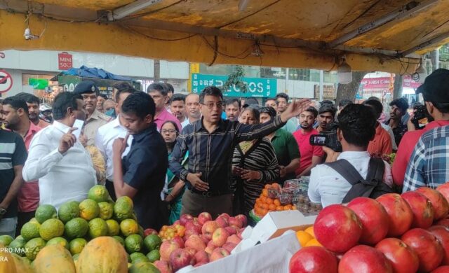 Burhat Bengaluru Mahanagara Palike Chief Commissioner Tushar Giri Nath Inspects Jayanagar Shopping complex and pedestrian encroachment