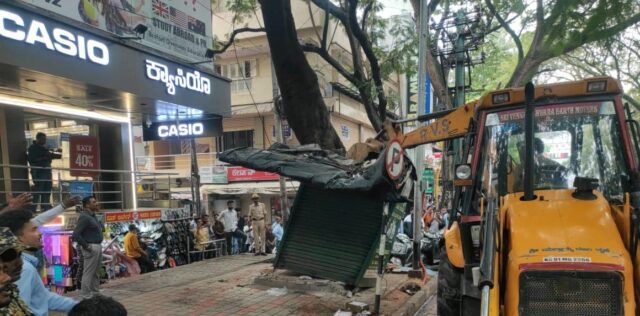 BBMP | Encroachment clearance operation on footpath near Jayanagar Shopping Complex