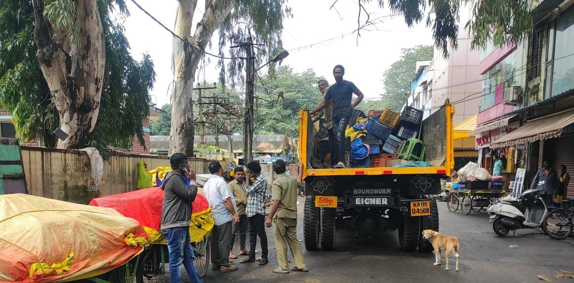 ಜಯನಗರ ವಾಣಿಜ್ಯ ಸಂಕೀರ್ಣದ ಬಳಿ ಪಾದಚಾರಿ ಮಾರ್ಗದಲ್ಲಿನ ಒತ್ತುವರಿ ತೆರವು ಕಾರ್ಯಚರಣೆ 1 BBMP | Encroachment clearance operation on footpath near Jayanagar Shopping Complex