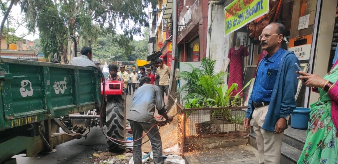 ಜಯನಗರ ವಾಣಿಜ್ಯ ಸಂಕೀರ್ಣದ ಬಳಿ ಪಾದಚಾರಿ ಮಾರ್ಗದಲ್ಲಿನ ಒತ್ತುವರಿ ತೆರವು ಕಾರ್ಯಚರಣೆ 3 BBMP | Encroachment clearance operation on footpath near Jayanagar Shopping Complex