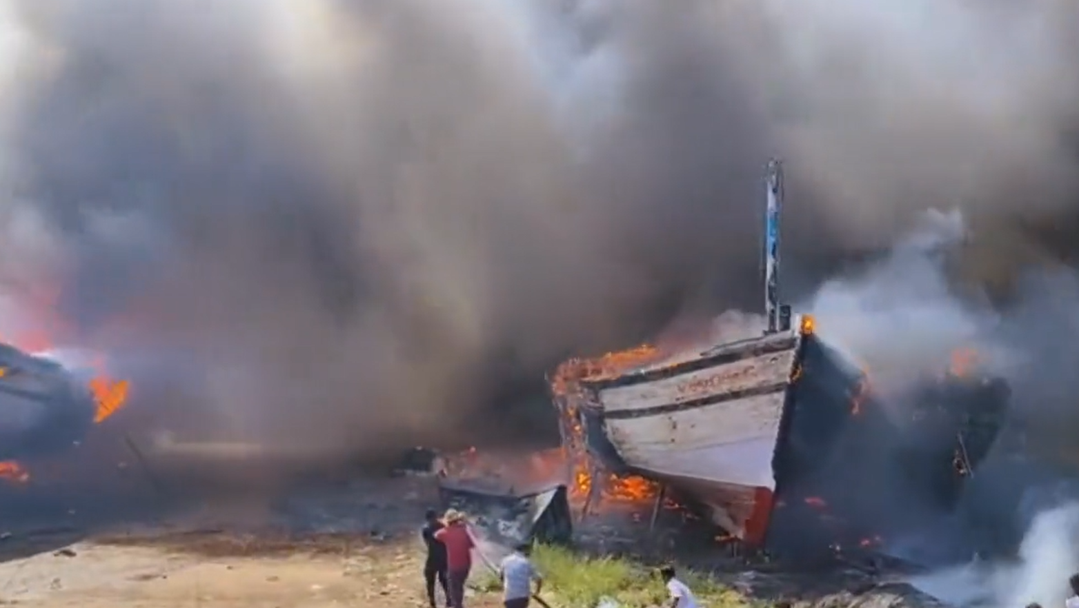 Terrible fire disaster in Udupi; Nine boats, canoes, 3 bikes caught in fire