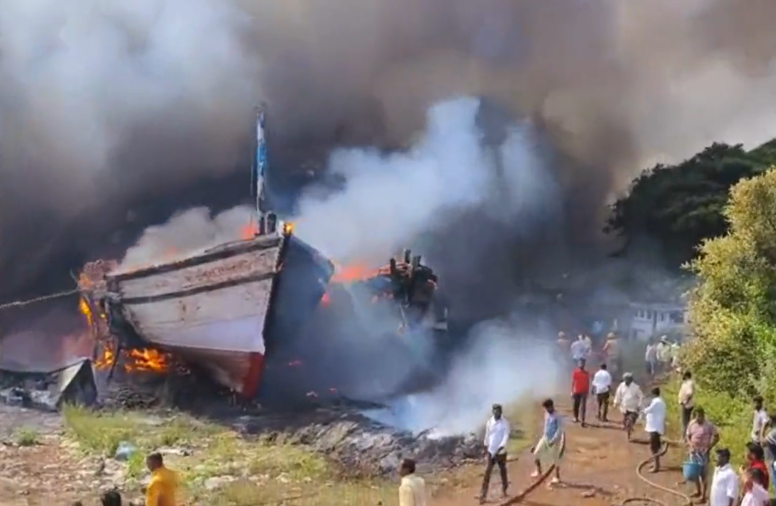 Terrible fire disaster in Udupi; Nine boats, canoes, 3 bikes caught in fire