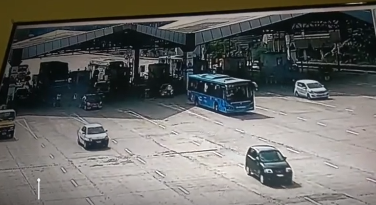 Bengaluru | Car driver rammed into a staff to avoid the toll fee