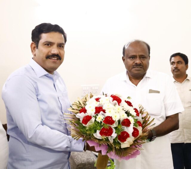 Vijayendra talks with Kumaraswamy with a view to winning all 28 Lok Sabha constituencies in Karnataka