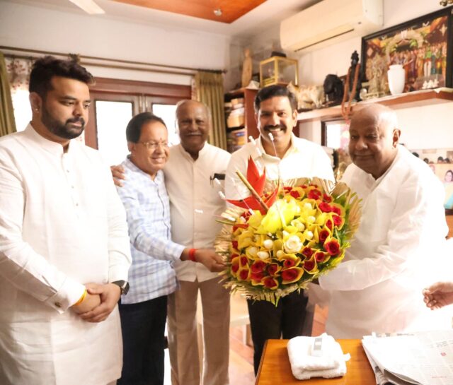 Vijayendra met HD Deve Gowda