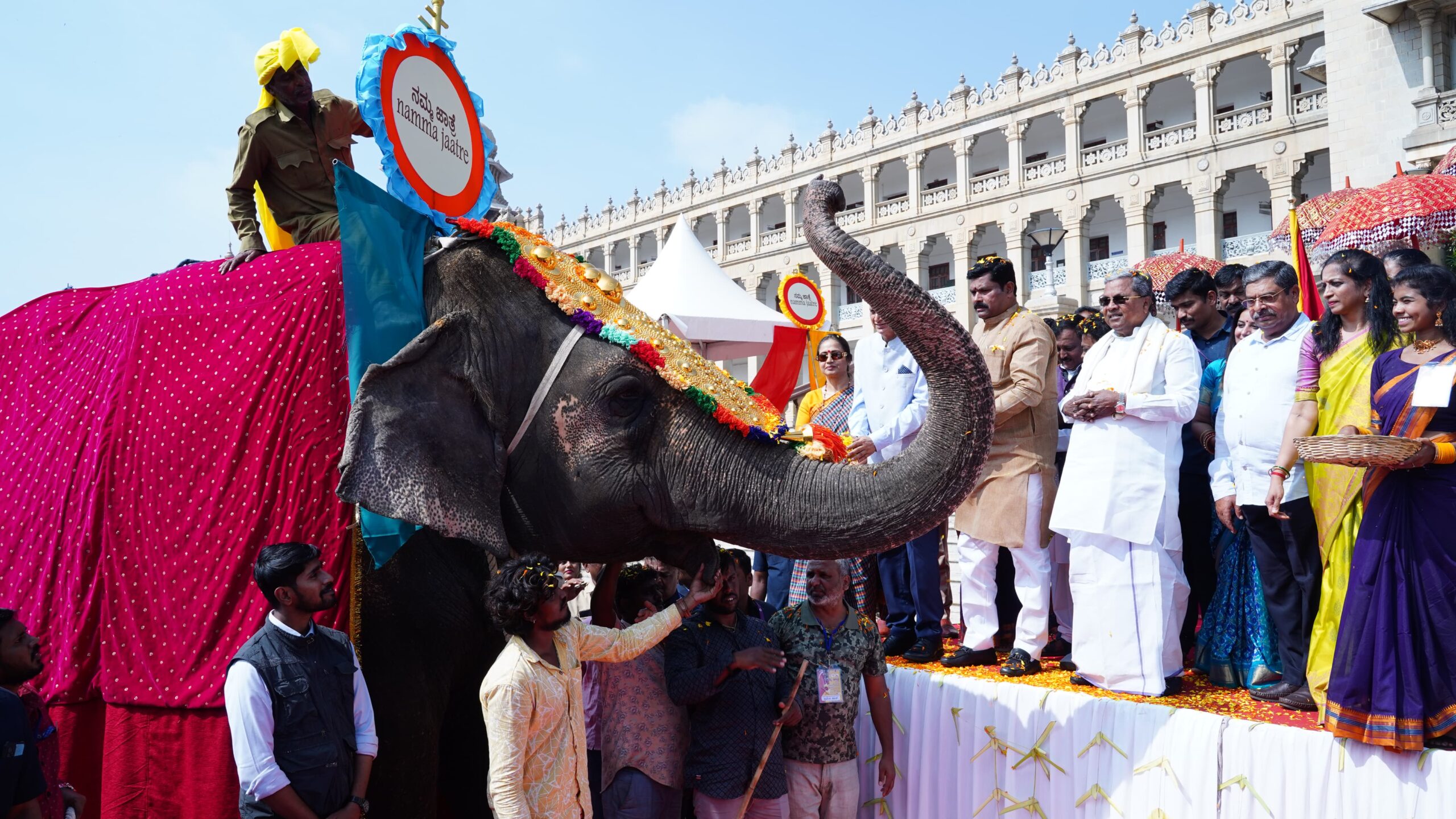 CM Siddaramaiah launched the grand procession of 'Karnataka Sambharam' Namma Jatre folk festival |'ಕರ್ನಾಟಕ ಸಂಭ್ರಮ' ನಮ್ಮ ಜಾತ್ರೆ ಜಾನಪದ ಸಂಭ್ರಮದ ಭವ್ಯ ಮೆರವಣಿಗೆಗೆ ಚಾಲನೆ ನೀಡಿದ ಸಿಎಂ ಸಿದ್ದರಾಮಯ್ಯ 3 CM Siddaramaiah launched the grand procession of 'Karnataka Sambharam' Namma Jatre folk festival