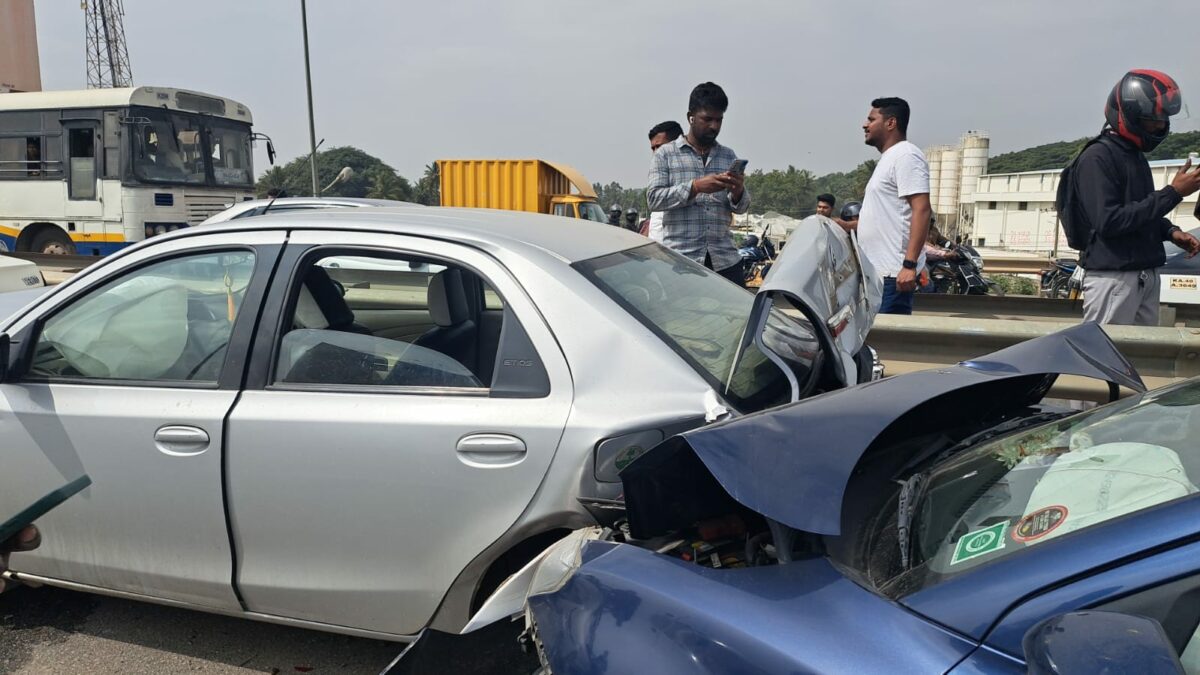 Serial accident on Bengaluru Airport Road: More than 8 vehicles collided with one another | ಬೆಂಗಳೂರು ಏರ್ಪೋರ್ಟ್ ರಸ್ತೆಯಲ್ಲಿ ಸರಣಿ ಅಪಘಾತ: 8ಕ್ಕು ಹೆಚ್ಚು ವಾಹನ ಒಂದಕ್ಕೊಂಡು ಡಿಕ್ಕಿ ಹೊಡೆದು ಜಖಂ 2 Bengaluru Airport Road accident