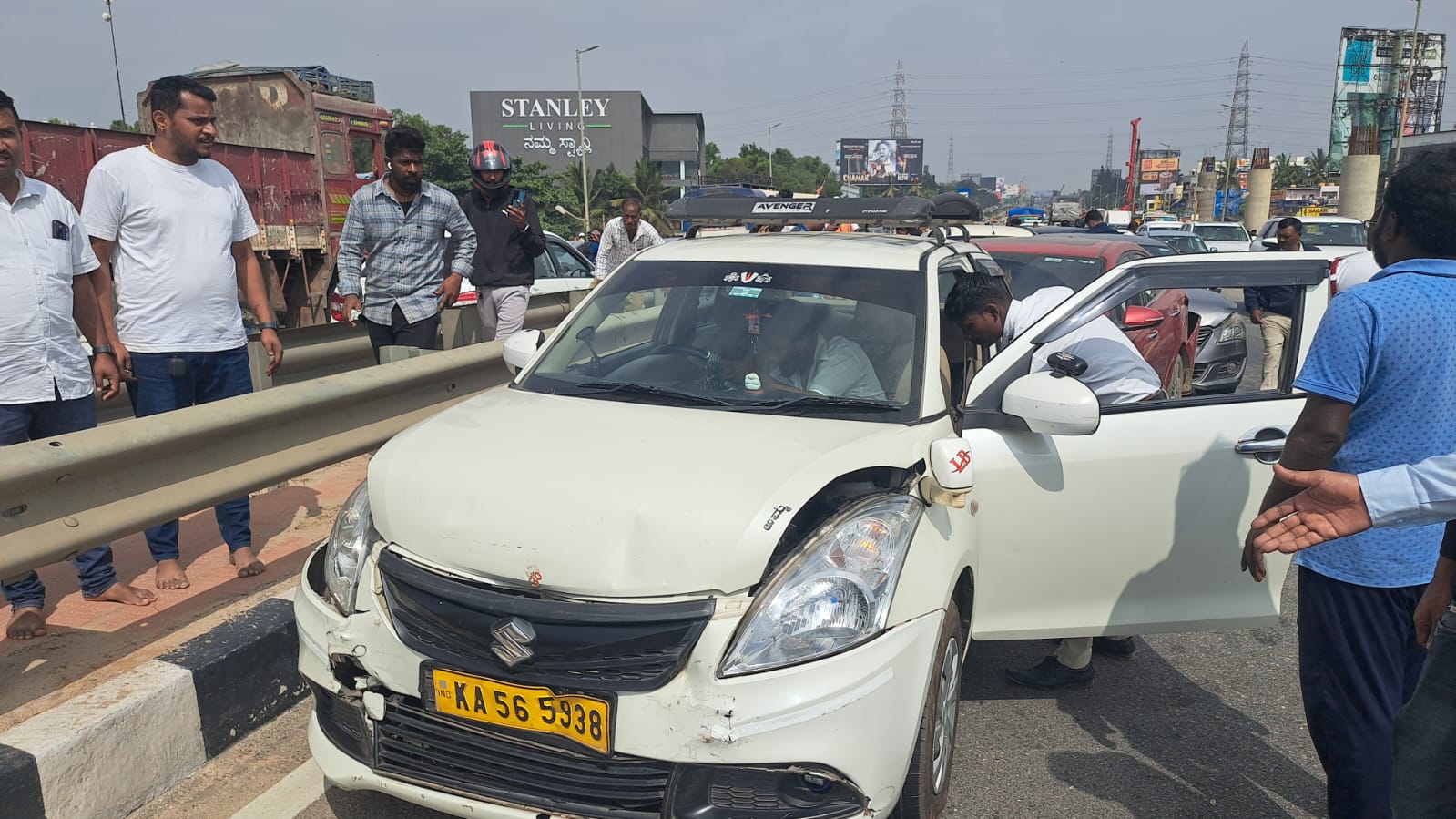 Serial accident on Bengaluru Airport Road: More than 8 vehicles collided with one another | ಬೆಂಗಳೂರು ಏರ್ಪೋರ್ಟ್ ರಸ್ತೆಯಲ್ಲಿ ಸರಣಿ ಅಪಘಾತ: 8ಕ್ಕು ಹೆಚ್ಚು ವಾಹನ ಒಂದಕ್ಕೊಂಡು ಡಿಕ್ಕಿ ಹೊಡೆದು ಜಖಂ 1 Bengaluru Airport Road accident