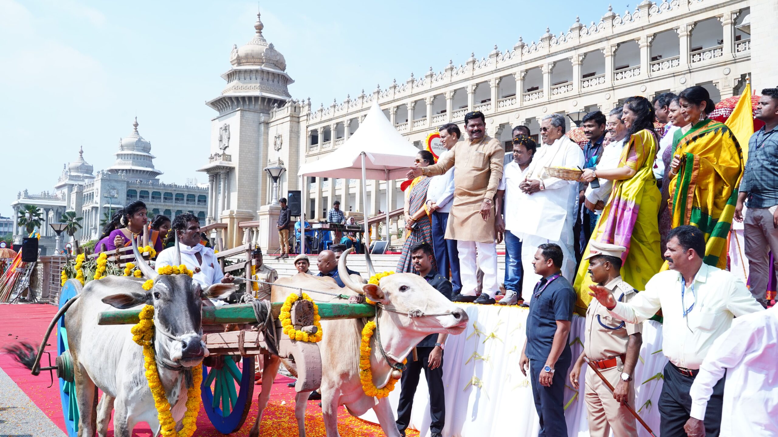 CM Siddaramaiah launched the grand procession of 'Karnataka Sambharam' Namma Jatre folk festival |'ಕರ್ನಾಟಕ ಸಂಭ್ರಮ' ನಮ್ಮ ಜಾತ್ರೆ ಜಾನಪದ ಸಂಭ್ರಮದ ಭವ್ಯ ಮೆರವಣಿಗೆಗೆ ಚಾಲನೆ ನೀಡಿದ ಸಿಎಂ ಸಿದ್ದರಾಮಯ್ಯ 1 CM Siddaramaiah launched the grand procession of 'Karnataka Sambharam' Namma Jatre folk festival