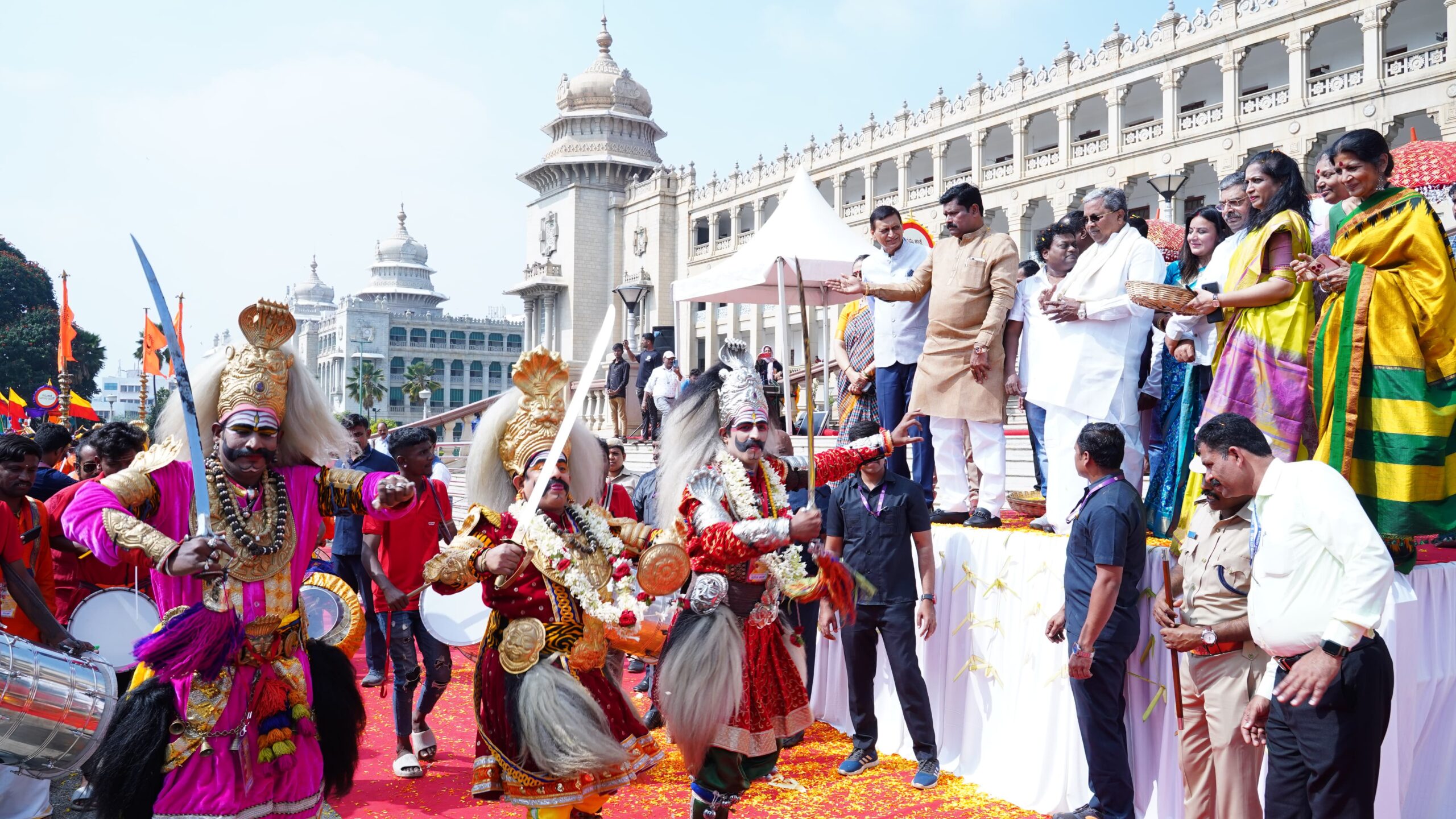 CM Siddaramaiah launched the grand procession of 'Karnataka Sambharam' Namma Jatre folk festival |'ಕರ್ನಾಟಕ ಸಂಭ್ರಮ' ನಮ್ಮ ಜಾತ್ರೆ ಜಾನಪದ ಸಂಭ್ರಮದ ಭವ್ಯ ಮೆರವಣಿಗೆಗೆ ಚಾಲನೆ ನೀಡಿದ ಸಿಎಂ ಸಿದ್ದರಾಮಯ್ಯ 2 CM Siddaramaiah launched the grand procession of 'Karnataka Sambharam' Namma Jatre folk festival