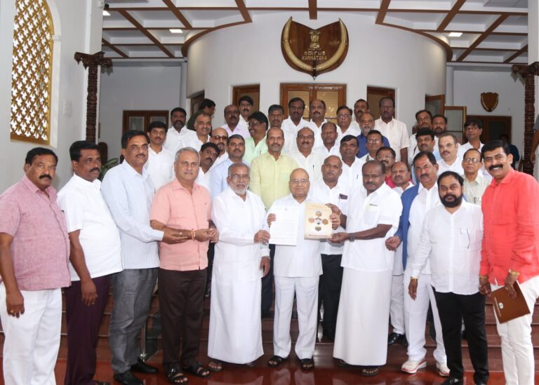 ರಾಜ್ಯಪಾಲರಿಗೆ ಜೆಡಿಎಸ್ ಪಕ್ಷದಿಂದ ಬರ ಅಧ್ಯಯನ ವರದಿ ಸಲ್ಲಿಕೆ 2 JDS Chief HD Kumaraswamy submits Drought study report submitted to Governor