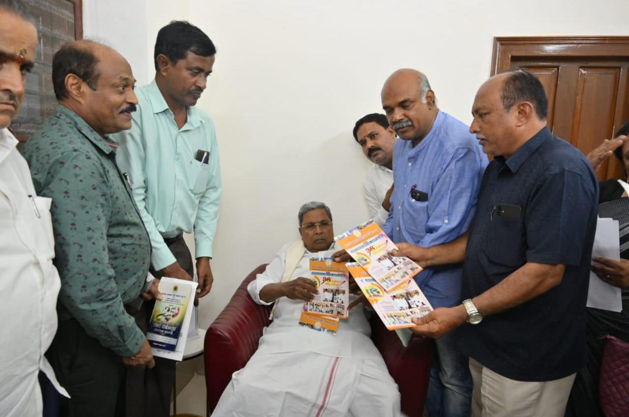 Karnataka CM Siddaramaiah released brochure of journalists' conference | ಪತ್ರಕರ್ತರ ಸಮ್ಮೇಳನದ ಬ್ರೋಚರ್ ಬಿಡುಗಡೆ ಮಾಡಿದ ಸಿಎಂ ಸಿದ್ದರಾಮಯ್ಯ 1 Karnataka CM Siddaramaiah released brochure of journalists' conference